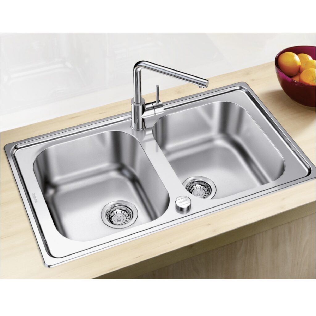 Single lever kitchen sink mixer with swivel and extractable high spout